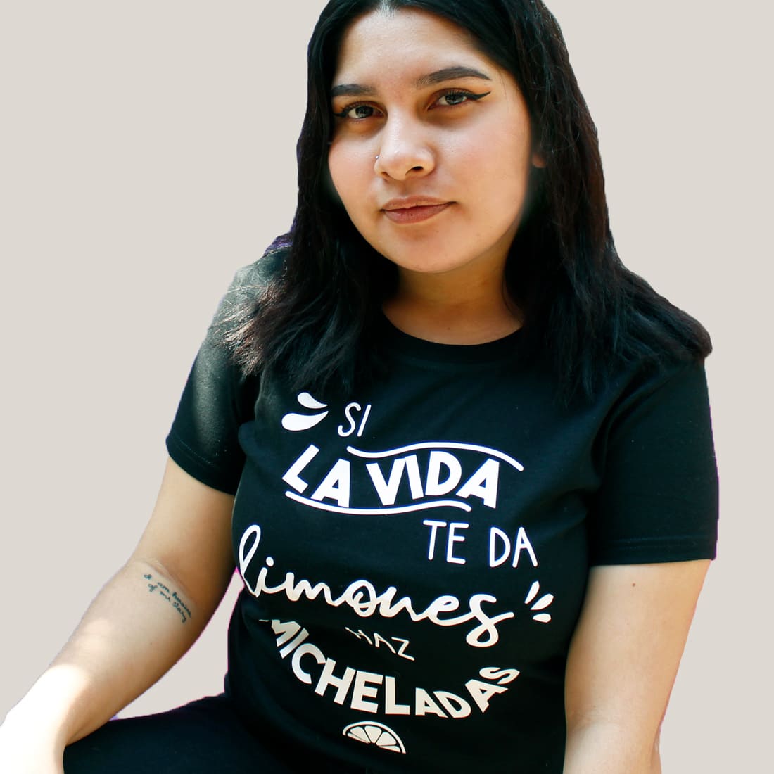 imag-playera - si la vida te da limones haz micheladas-corte asiluetado-color negro